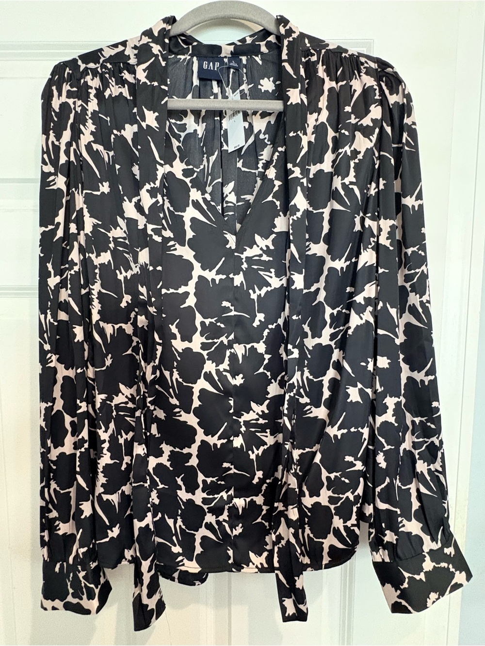 NWT GAP Blouse – Size Large – Black & Cream Floral – Long Sleeve Tie-Neck Top